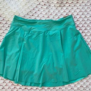 MWT// NIKE Standard fit Skort